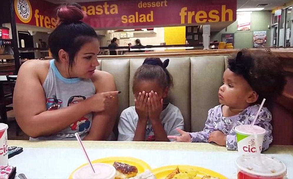 Ablasını Annesinin Azarından Koruyan Ufaklık