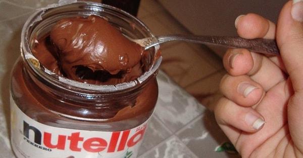 15. Bir yılda satılan Nutella kavanozlarının içindeki çikolatalı fındık kreması, Çin Seddi'ni 8 kez kaplayabilir.