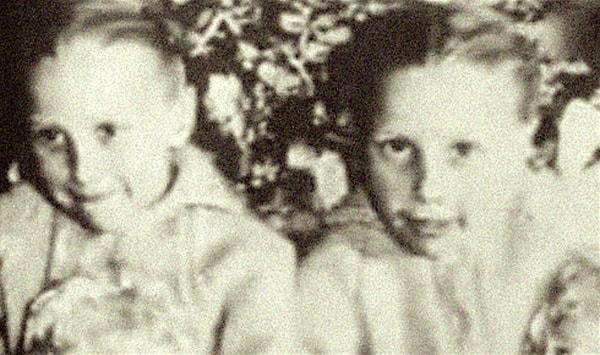 Kızların korkunç ölümünden 1 yıl sonra, John ve Florence Pollock'un ikiz kızları doğar.