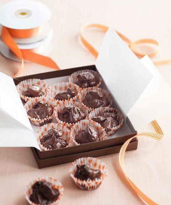 1. Ev yapımı çikolataları, minik lokum veya çikolata kağıtlarına sarabilirsiniz.