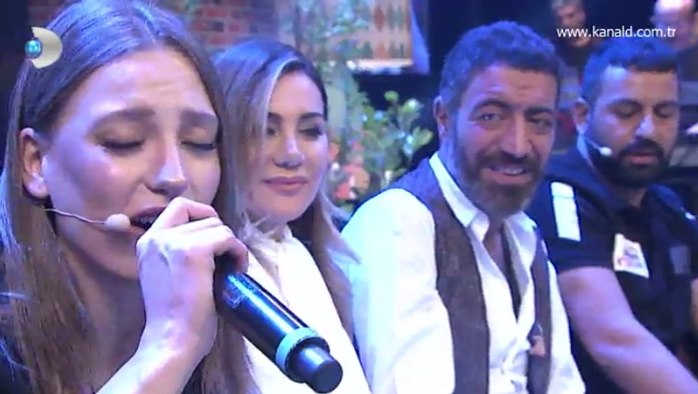 Serenay Sarıkaya'dan Beyaz Show'da Muhteşem 'Telefonun Başında Bekliyorum' Performansı