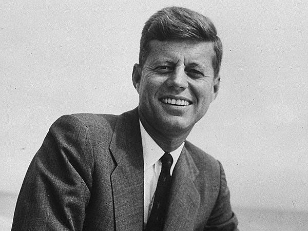 7. 1940’larda John F. Kennedy Danimarka güzellik kraliçesiyle takılıyordu.