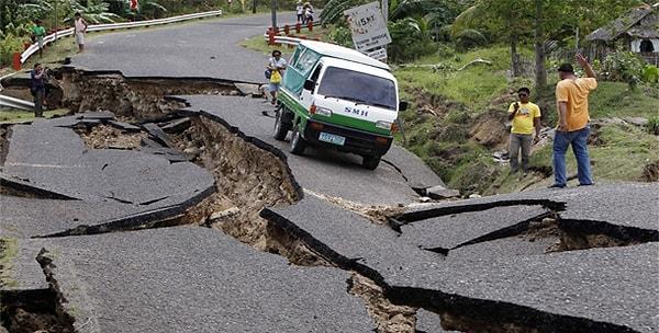 3. Dünya'da her yıl ortalama 500,000 deprem yaşanmaktadır ve bunların 100,000'i hissedilirken 100 tanesi insanlara zarar vermektedir.