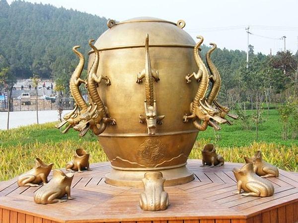 9. Tarihin ilk sismografı Çinli bir mucit tarafından tasarlanmıştır ve deprem ânında ejderhaların ağzından çıkan bakır toplar kurbağaların ağzına girmektedir.