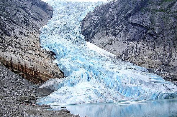 17. Yapılan çalışmalara göre eriyen buzullar ve yükselen deniz seviyeleri tektonik plakaların dengesini bozarak deprem sıklığı ve şiddetini günbegün artırmaktadır.