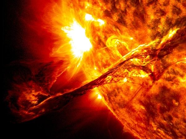 Güneş'ten yayılan enerji yüklü parçacıklar böylece ilk olarak Manyetosfer'e çarpmakta, direkt olarak dünyaya etki edememektedir.
