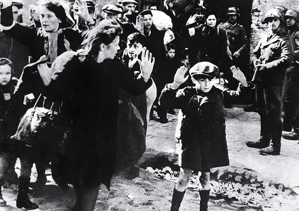 31. Yahudi Çocuk Varşova'da Teslim Oluyor - 1943