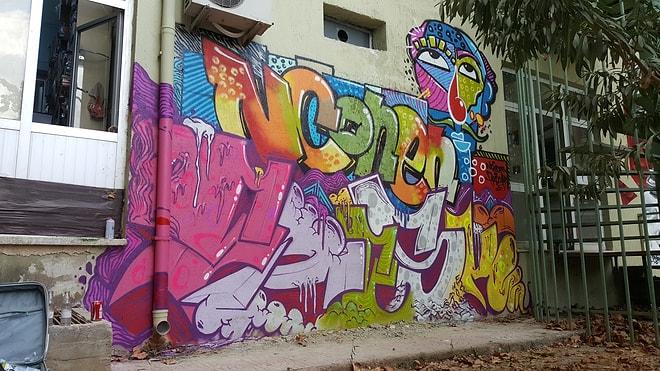 Ege Kıyılarında Terkedilmiş Duvarları Sanatıyla Süsleyen Sokak Sanatçısından 9 Çalışma