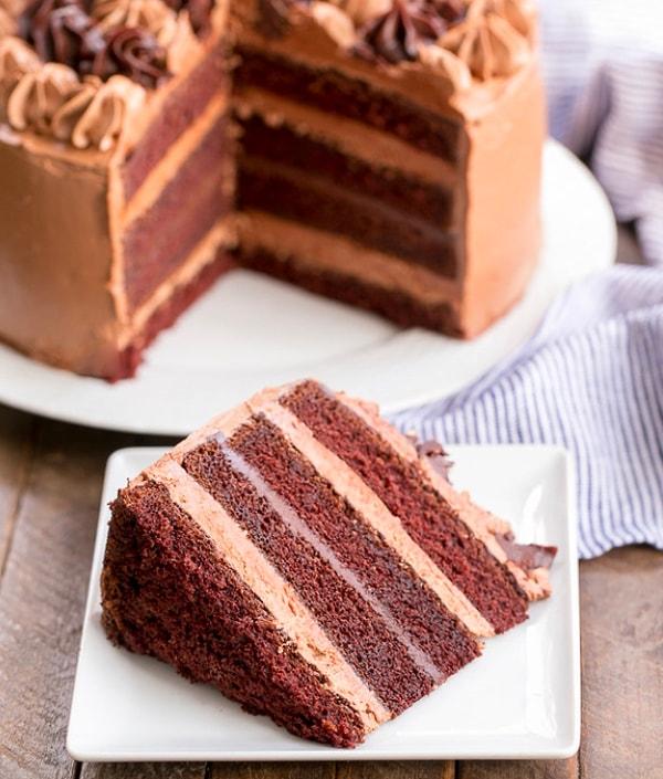 9. Her katmanında farklı yoğunlukta çikolata olan bu pastadan bir çatal aldıktan sonra hepsini yiyeceksiniz!