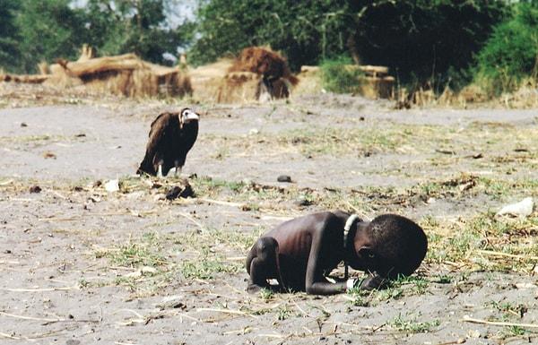86. Açlıktan Ölmek Üzere Olan Çocuk ve Akbaba - 1993