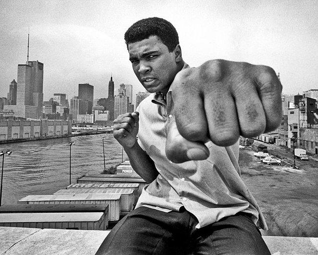 9. Muhammed Ali, Vietnam Savaşı’na katılmayı reddettiği için ağır siklet şampiyonu unvanı elinden alındı, pasaportu iptal edildi ve beş yıllık hapis cezasıyla yüz yüze geldi.