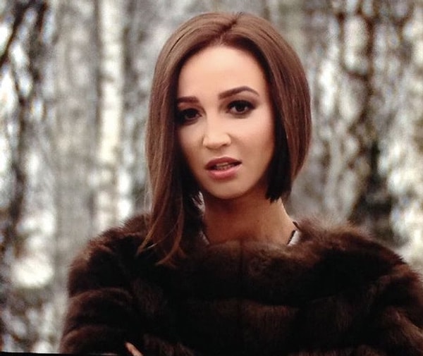 3. Видно, что Бузова остро переживает размолвку со своим супругом, оставляя под своими снимками двусмысленные комментарии, хотя она и старается не показывать своей грусти