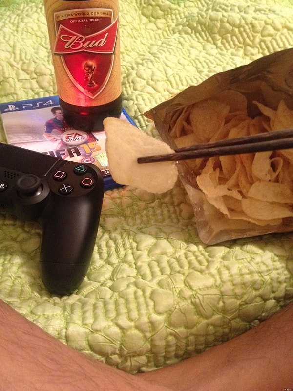 5. Ешьте чипсы палочками, чтобы не испачкать руки