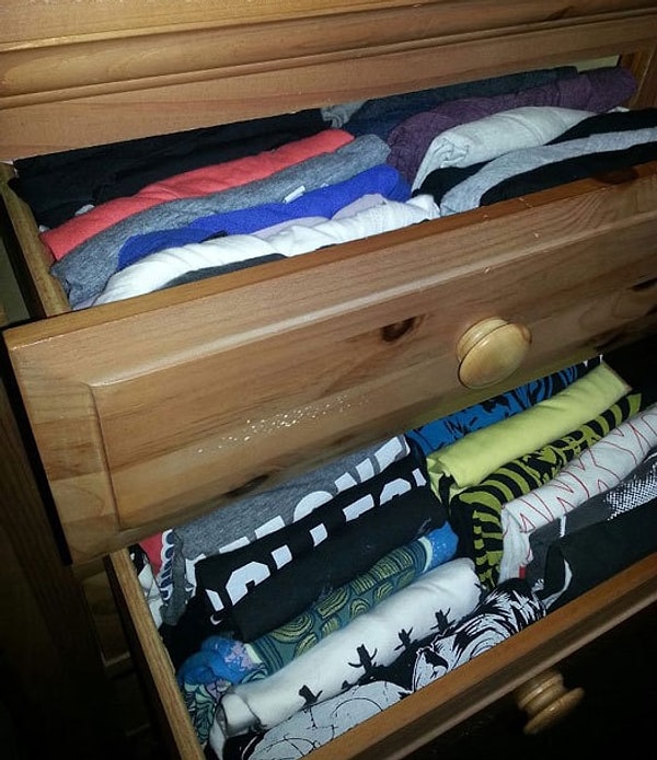 8. Как разложить футболки в комоде, если не любите вешать одежду на плечики