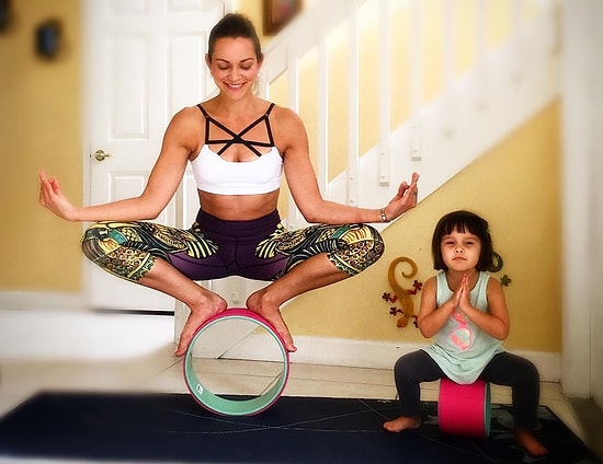 13 Sımsıcak Videosu ile Kızıyla Birlikte Fitness Yapan Muhteşem Anne