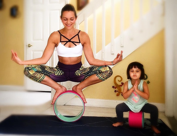 13 Sımsıcak Videosu ile Kızıyla Birlikte Fitness Yapan Muhteşem Anne