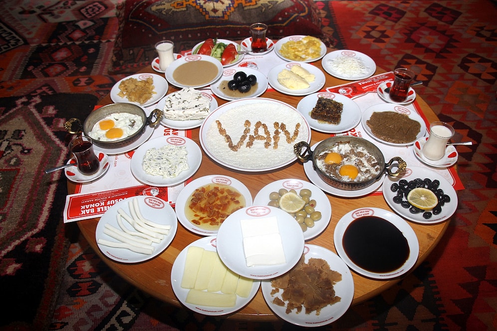 'Dünyanın En Kalabalık Kahvaltı Sofrası' Van'da