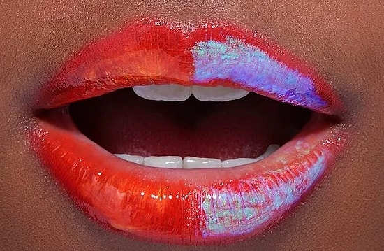 Голографические губы: новый блестящий тренд в Instagram