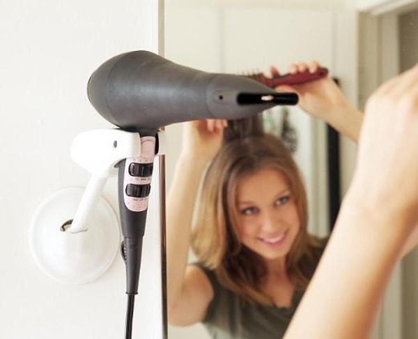 4. Saç kurutma makinesini duvara monte edebileceğiniz aparat.