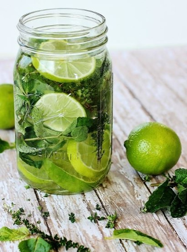 10. Misket limonlar ile taze naneyi kaynatıyoruz.