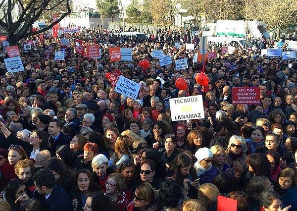 Meclis'e gelmesi beklenirken, komisyona geri çekildiği açıklanan cinsel istismar önergesini protesto etmek için TBMM'ye gitmek isteyen gruplar, Ankara'daki Akay Kavşağı'nda polis ekipleri tarafından durduruldu.