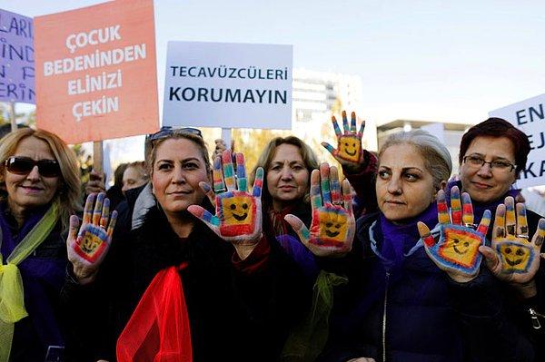 Önergeyi protesto etmek için Meclis önünde toplanan kadın örgütü temsilcileriyle basın açıklaması yapan CHP Grup Başkan Vekili Levent Gök şöyle konuştu:
