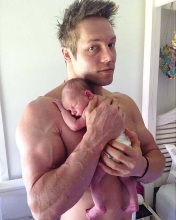 Новоиспеченный папаша после рождения дочери вместо того, чтобы оставить плаценту в больнице, забрал ее домой, чтобы съесть. Так он не только получил огромное количество белка, но и отпраздновал рождение малышки.