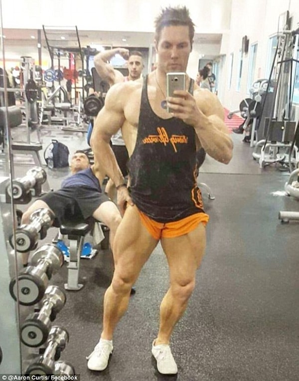Австралийский спортсмен все происходящее объяснил желанием нарастить еще больше мышечной массы.