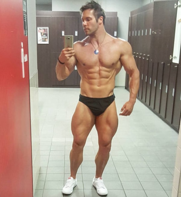 Хотя... Кажется, ему это совсем ни к чему... 😅