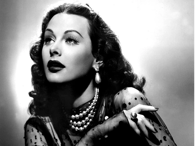 Bir süre Hollywood’un en önemli yıldızlarından biri olarak anılsa da bir süre sonra tahtı Marilyn Monroe tarafından sarsılır.