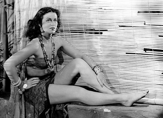 Hedy Lamarr, Avrupa sinemasına getirdiği bu olağanüstü farklılık sonrası yakaladığı başarıdan sonra, Avrupa’da yükselen faşizm nedeniyle Amerika’ya göç eder.