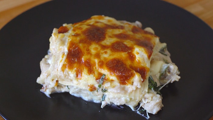 Sıradan Lazanyadan Vazgeçiren Fesleğenli Beyaz Lazanya Nasıl Yapılır?