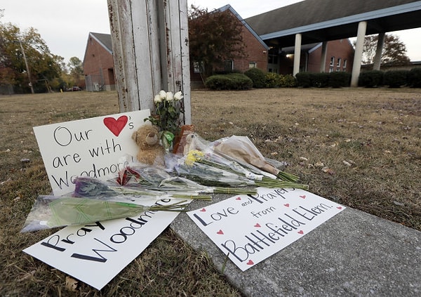 10. На месте аварии установлен мемориал в память погибшим детям, а местное сообщество скорбит вместе с их родителями.
