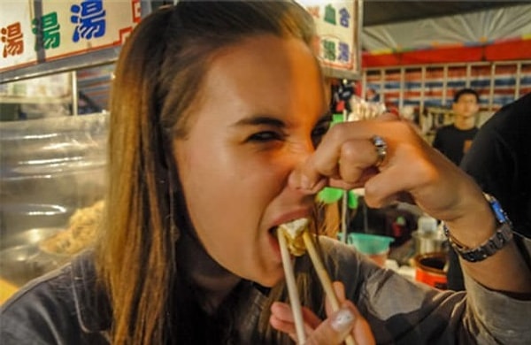 14. Некоторые китайские компании по производству пищи были уличены в том, что делали тофу из бытовых стоков и мариновали мясо в козьей моче