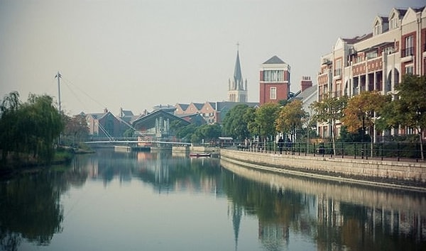 17. Китай известен своими подделками, и это касается не только DVD или дизайнерских очков. Например, в Шанхае есть место, называемое город Темза – миниатюрная копия Лондона