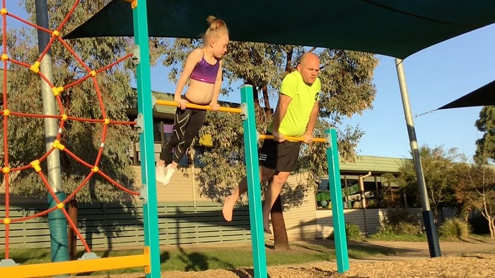 Kızının Jimnastik Hareketlerini Taklit Etmeye Çalışan Eğlenceli Baba