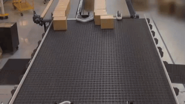 Hipnotize Edici Görüntüsüyle Ürünlerin Taşıcıyı Bantlar Üzerindeki Muhteşem Yolculuğu