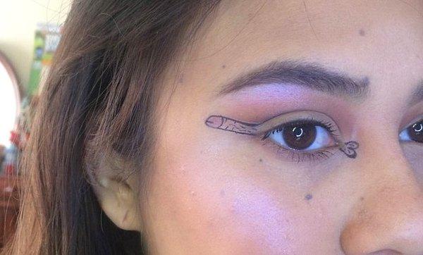 Eyeliner uygulaması 5 dakika süren Asia göz kapağına, dıştan başlayıp testisleri göz pınarına denk gelen bir penis çizdi.