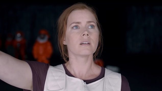 Dilbilimci Louise(Amy Adams)'in trajik öyküsüyle başlıyor hikayemiz. Uzun uzun izliyoruz kızıyla olan dramatik sahneleri.