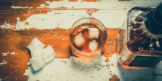 10 убедительных причин встречаться с девушкой, обожающей виски