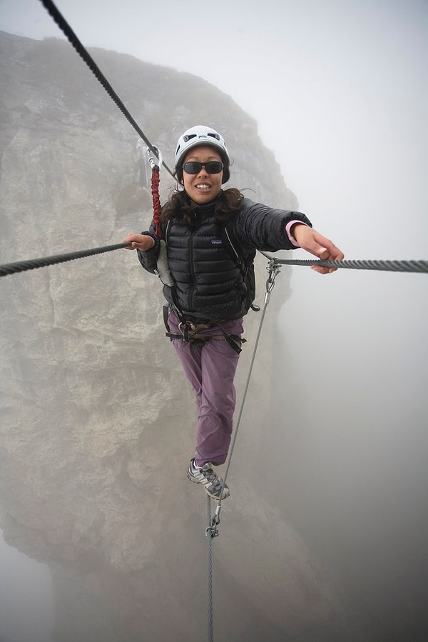 5. Эшли Гурзон пересекает канатный висячий мост во Французских Альпах