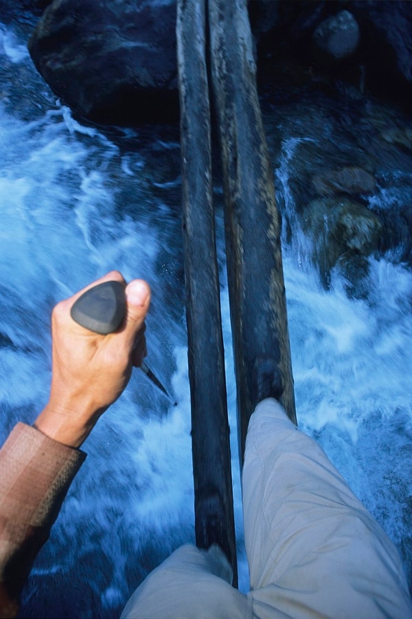 23. Турист переходит через мост в Аполобамба, Боливия