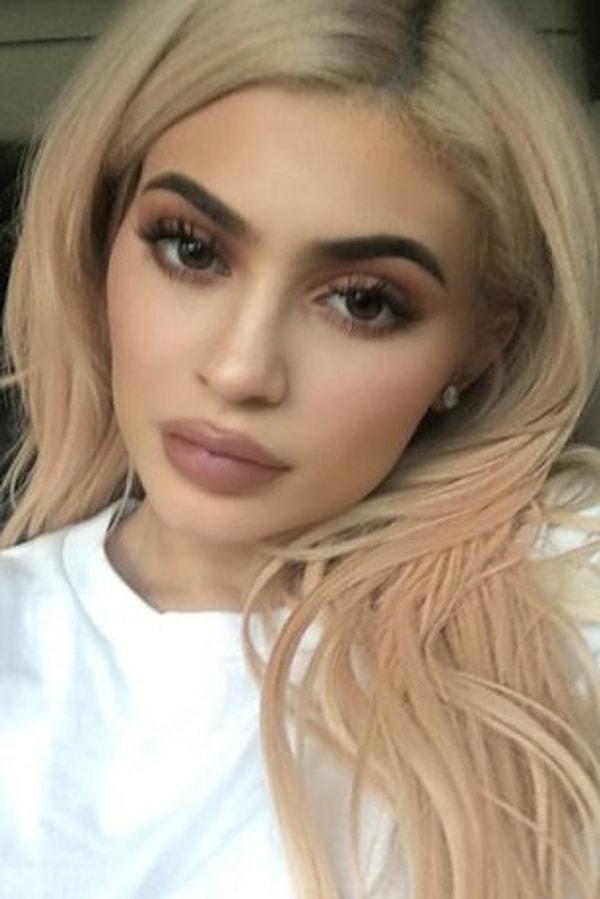 Kylie Jenner'ın ilk kez geçen yıl piyasaya sürdüğü makyaj serisi ortalığı resmen kasıp kavurdu. Ürünler piyasaya çıktığı anda tükendiyor.