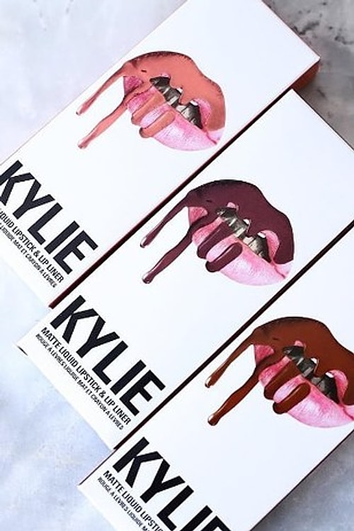 Kylie Jenner'ın ilk kez geçen yıl piyasaya sürdüğü makyaj serisi ortalığı resmen kasıp kavurdu. Ürünler piyasaya çıktığı anda tükendiyor.
