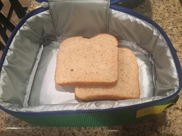 4. ''Sabah erkek arkadaşımın öğle yemeğini hazırlayıp evden çıkmıştım. Öğle yemeği zamanında erkek arkadaşımdan içinde hiç bir şey olmayan bir sandviç fotoğrafı geldi. Sadece iki tane ekmek.''
