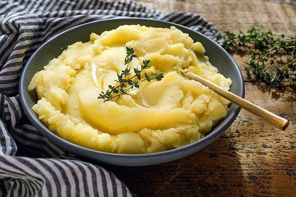 6. Patates püresine en lezzetli tereyağınızdan ekleyin. Sonuca inanamayacaksınız!