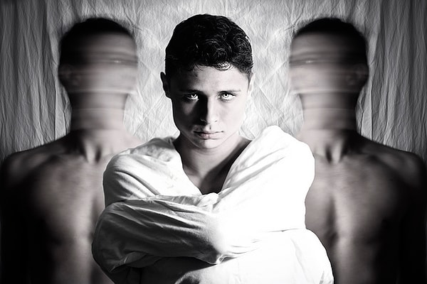 3. Галлюцинации. Обычно слуховые, в виде голоса или голосов