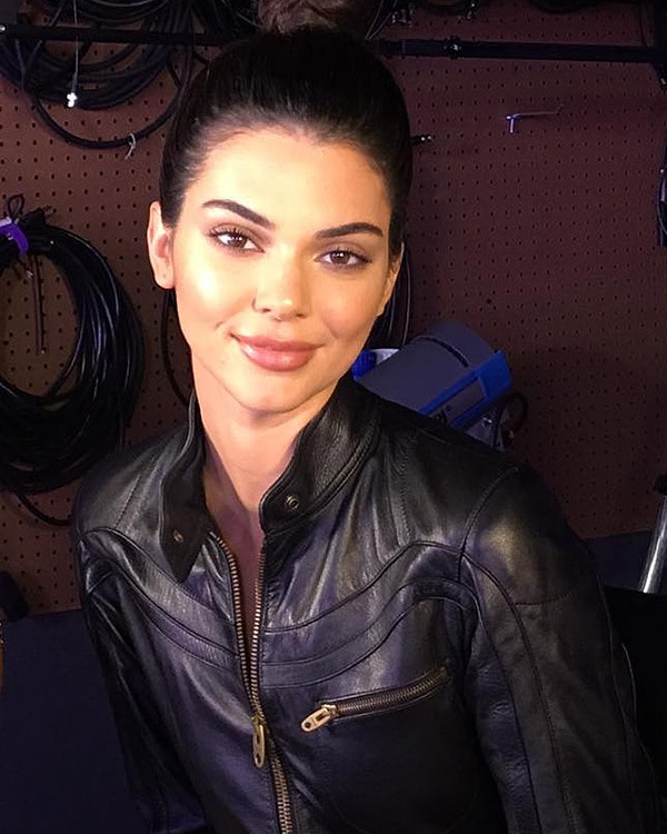 И что-то в её внешности было не так. Дело в губах. Они были явно... больше!