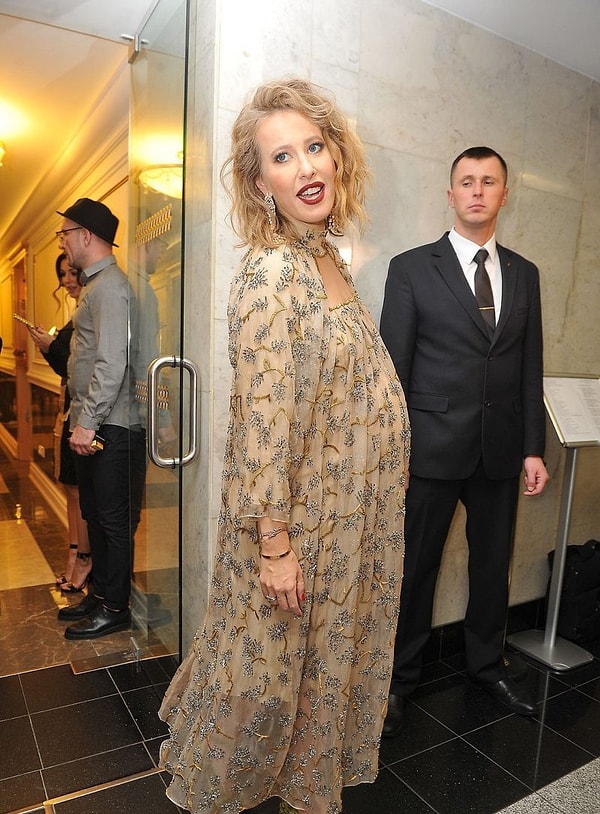 10. Но, несмотря на все их планы, нежданно-негаданно наступила беременность Ксении, которая невероятно взволновала общественность.