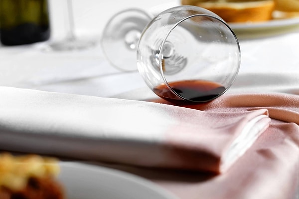 6. Если время званого обеда сосед по столу пролил вино на скатерть